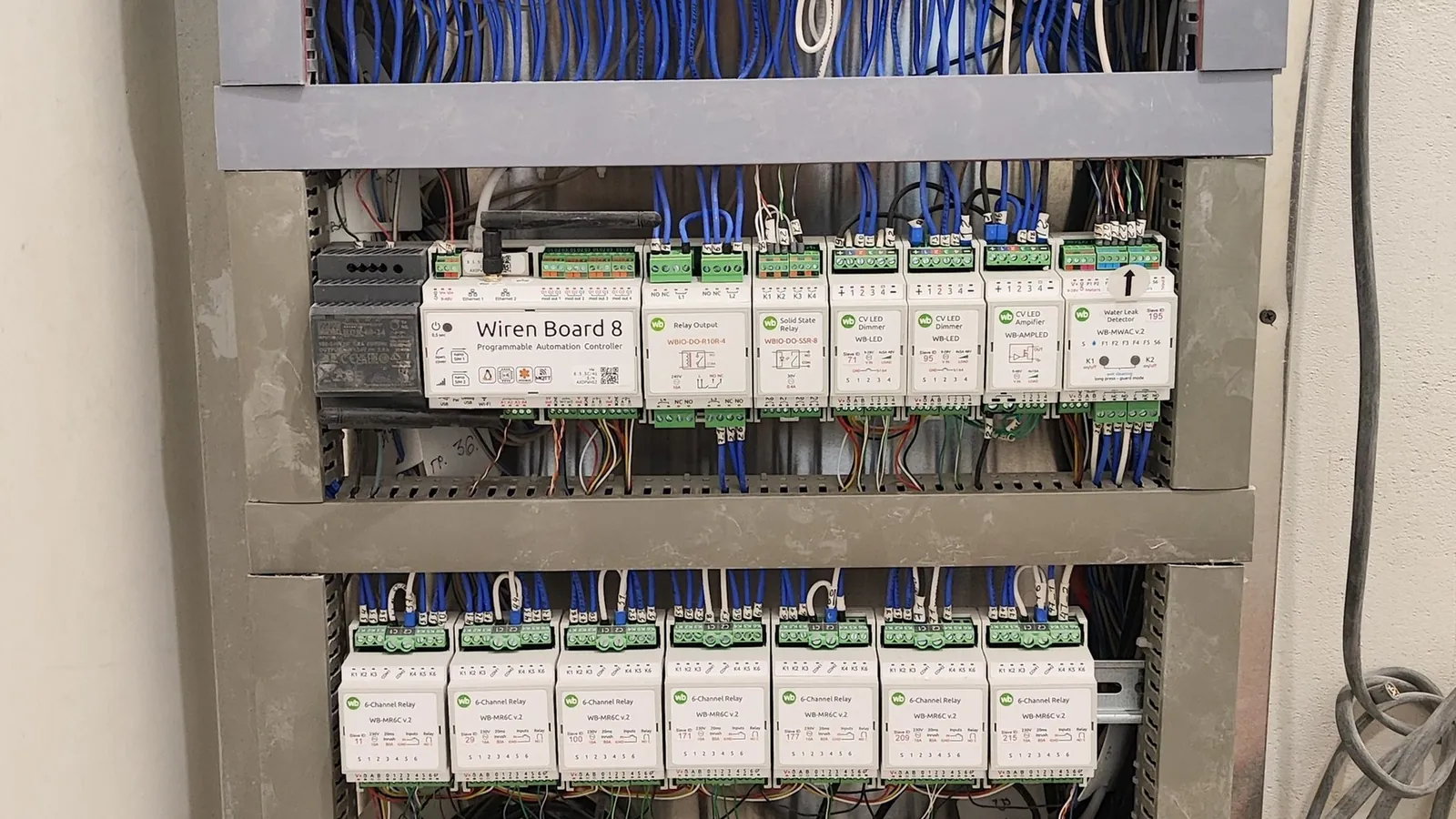 щит автоматизации с контроллером Wiren Board 8 и рядами модулей реле