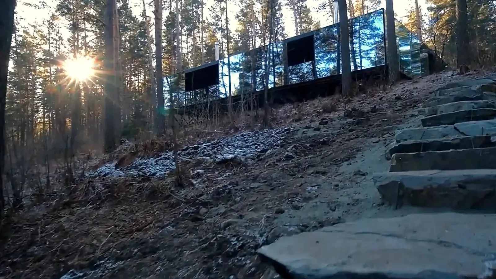 загородный дом в зимнем лесу, морозное утро