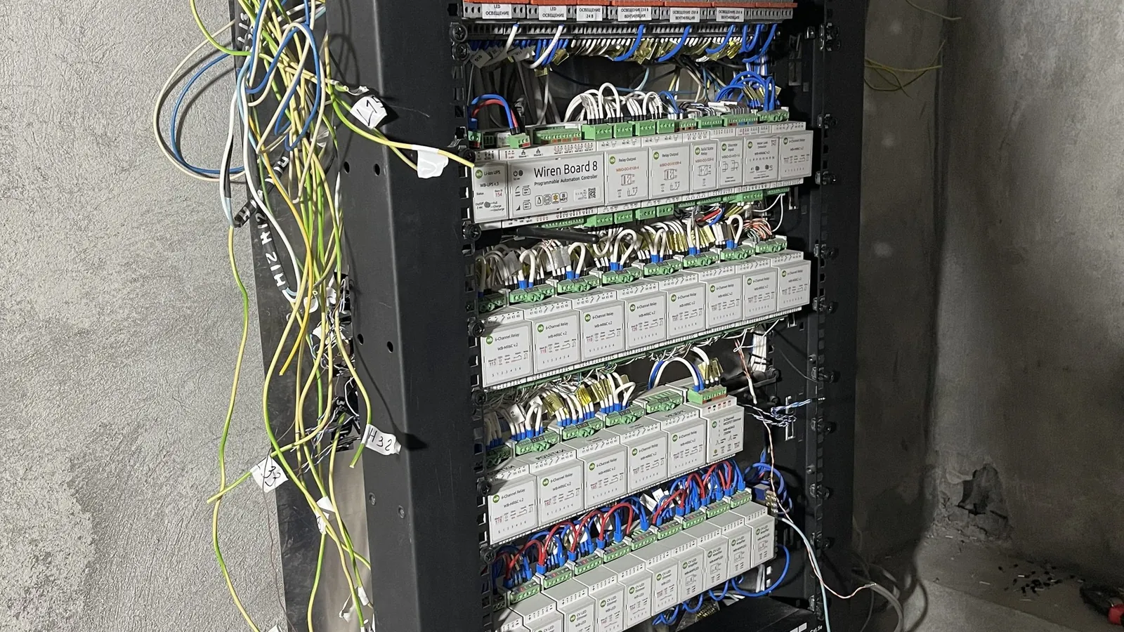 щит автоматизации на Wiren Board 8 в стойке на стройплощадке