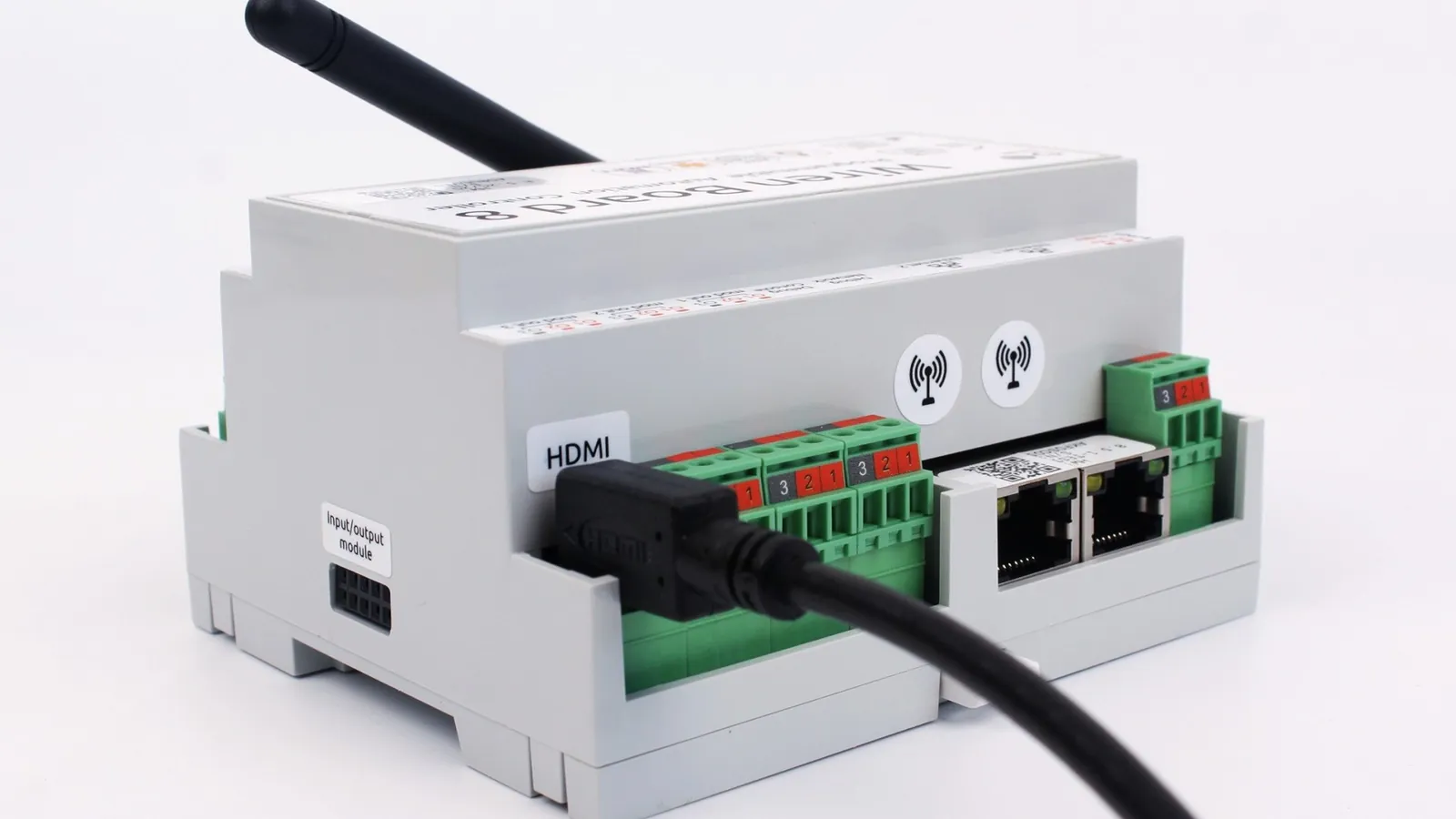 контроллер Wiren Board 8 крупным планом: порты Ethernet, антенна и клеммники
