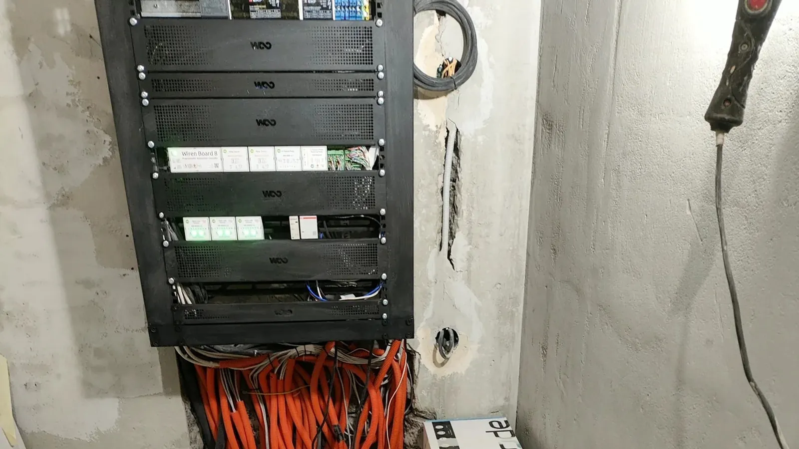 щит на Wiren Board в квартире до чистовой отделки, кабели в оранжевой гофре