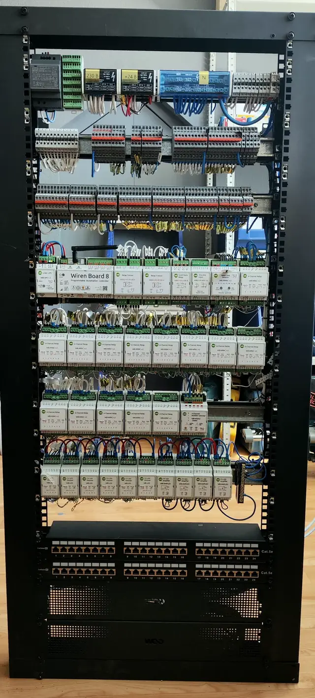 Собранная стойка автоматизации Wiren Board 8 с патч-панелями перед отгрузкой на объект